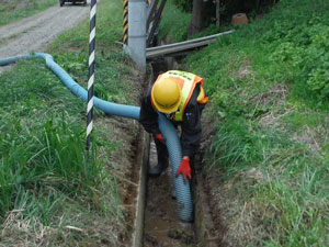 道路側溝除染の様子の写真