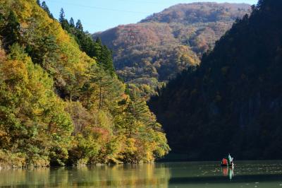 紅葉の中へ