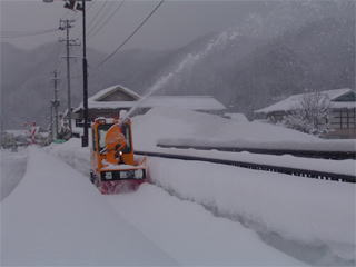 小型歩道除雪車による歩道除雪作業②