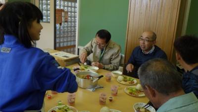 児童らの料理を食べながら歓談しています