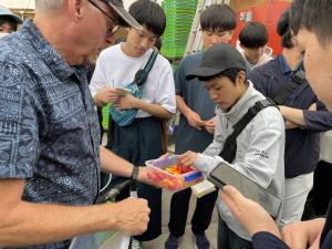 パプリカを試食する学生