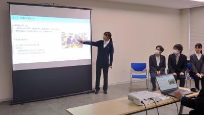 発表する学生