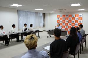 学生から活動報告を受ける知事