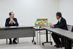 ナシについて話を聞く知事