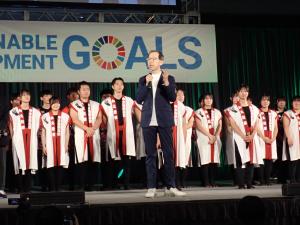 挨拶を述べる知事