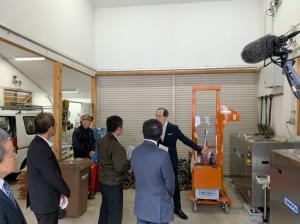 生ゴミ処理施設を見学する知事