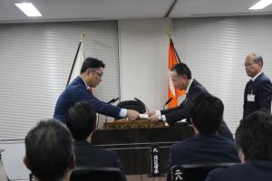 全国都道府県議会議長会の永年勤続功労者表彰伝達を受ける橋本徹議員の写真