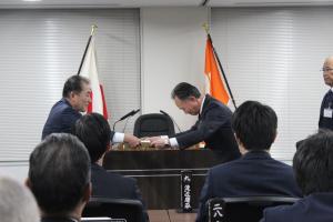 全国都道府県議会議長会の永年勤続功労者表彰伝達を受ける三瓶正栄議員の写真