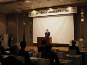 あいさつを述べる知事