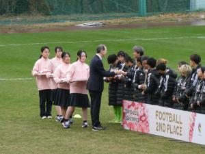 表彰式に出席する知事