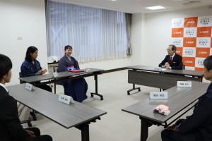 取り組みの説明を受ける知事