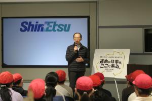 知事が子どもたちにメッセージを伝えている写真