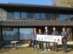 清航館の前で、ふくしまアートウォーキングのパネルを持つ知事と関係者の皆さん