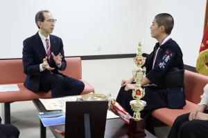 吉川選手と話す知事