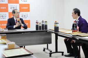 事業者と話す知事