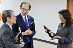 ふくしまの酒を持ち話す知事たち