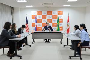 研修生と話す知事