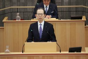 議案の提案理由を説明する内堀知事の写真