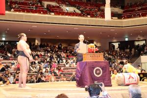 賞状を読み上げる知事