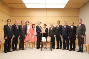 内閣総理大臣への「あんぽ柿」贈呈写真2