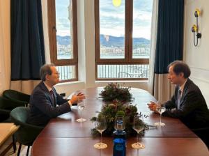 大使と話す知事