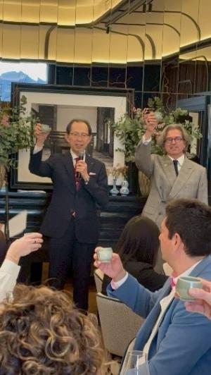 乾杯を行う知事