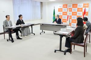 令和7年度県費留学生修了証書授与式写真1