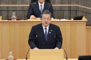 総務委員長の委員長報告の写真