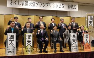 知事や受賞者の集合写真