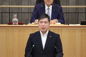 一般質問（半沢雄助議員）の様子