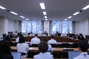 総務委員会の様子