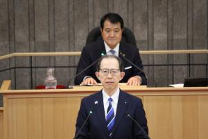 知事提出議案の提案理由の説明をする内堀知事の様子