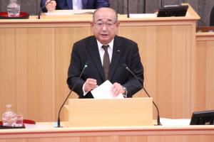 代表質問（亀岡義尚議員）の様子