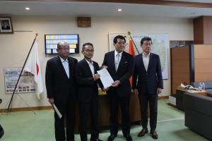 議員定数等検討委員会による答申の写真