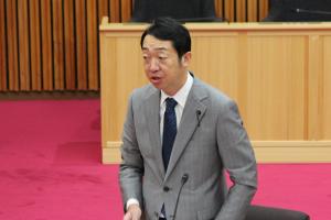 総括審査会（渡邊哲也議員）の写真