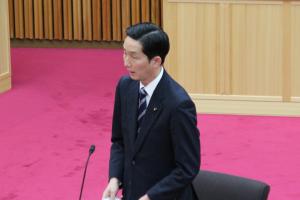 総括審査会（真山祐一議員）の写真