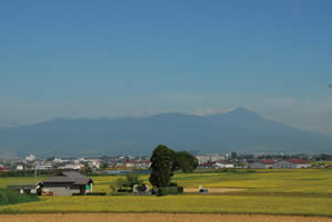 県道より春日八郎おもいで館と磐梯山を望む