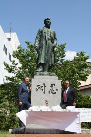 野口博士銅像