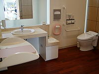 男の人や女の人、お年よりや子ども、障がいのある人や赤ちゃんを連れた人もみんなが使えるトイレ