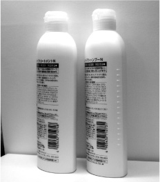 シャンプーとリンス（シャンプーにはギザギザ模様がついていてリンスと間違えないようにしてある）