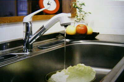 レバー式の水栓（力の弱い人でも楽に水が出せます）